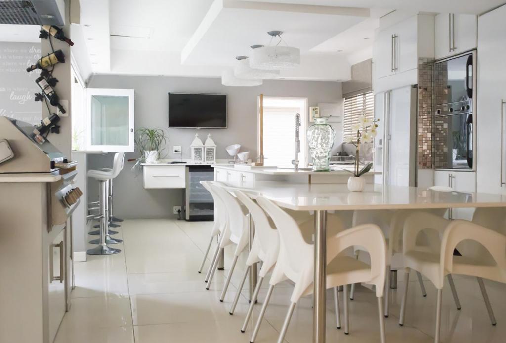 Luxury Upmarket Guesthouse 20 On 4Th Rustenburg Kültér fotó