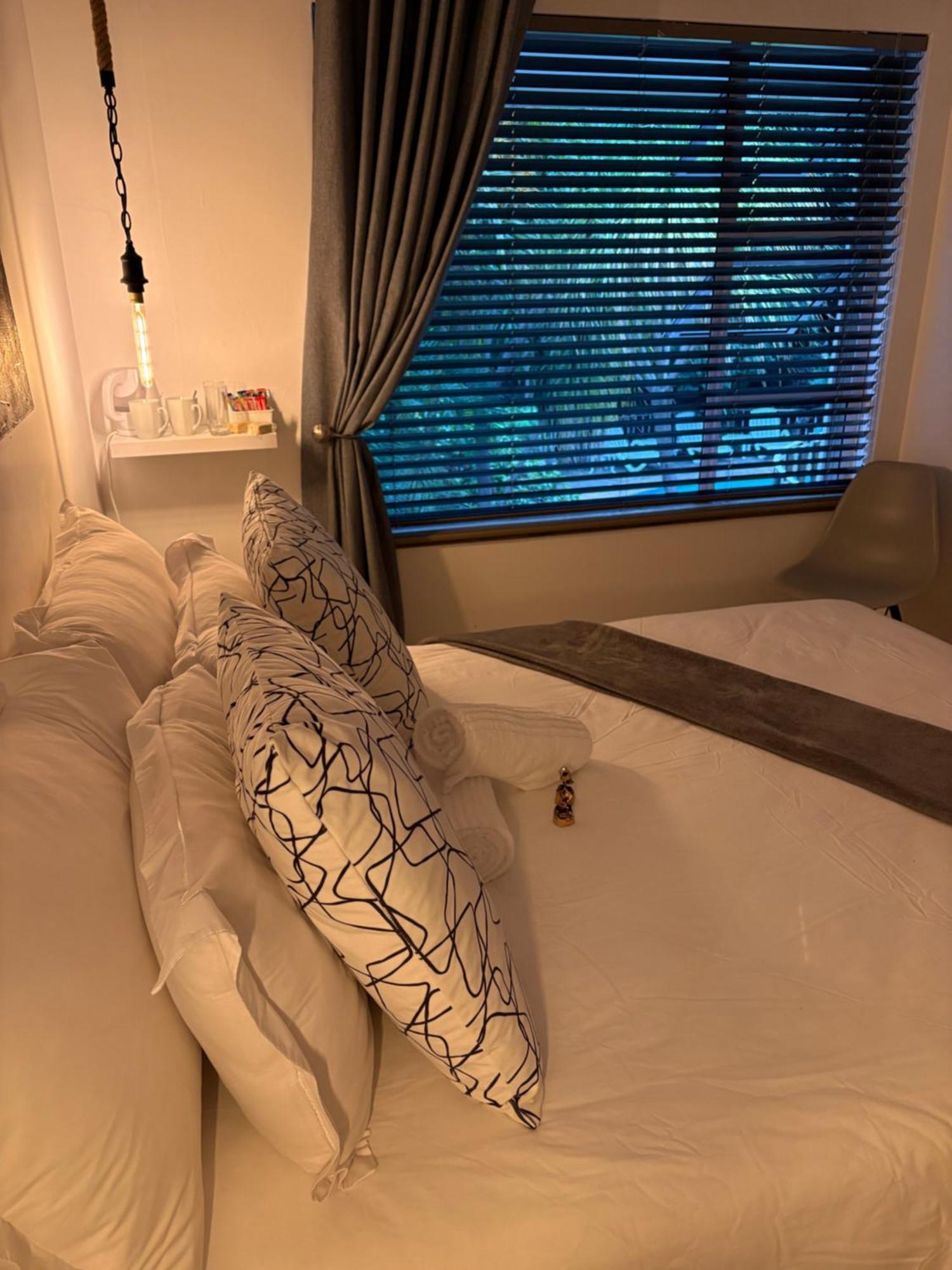 Luxury Upmarket Guesthouse 20 On 4Th Rustenburg Kültér fotó